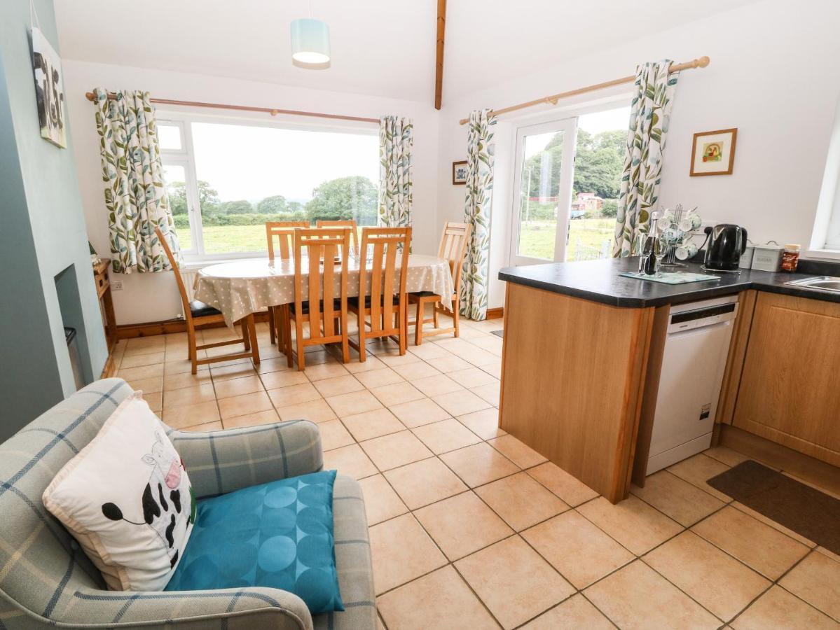 Holiday home Dinas Annex